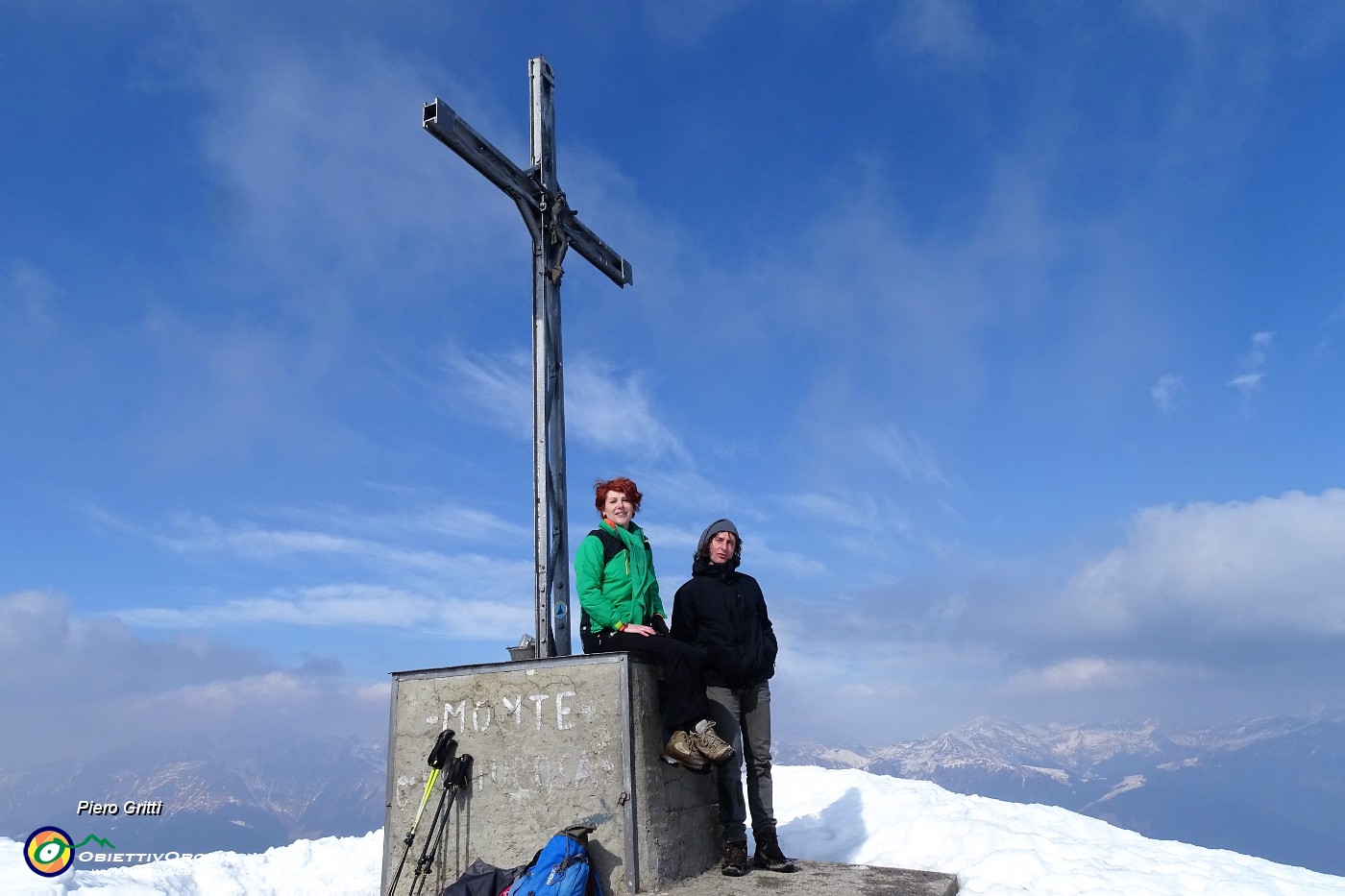 57 Sulla croce di vetta del Monte Venturosa (2000 m).JPG